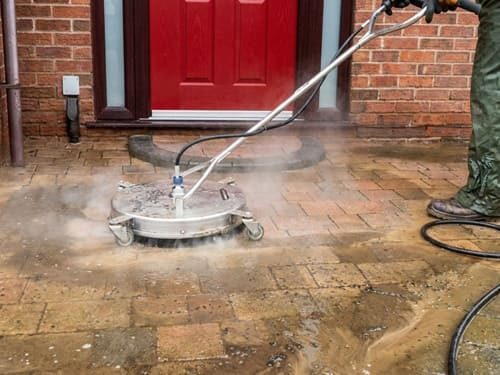 Operative cleaning block paving with a pressure washer